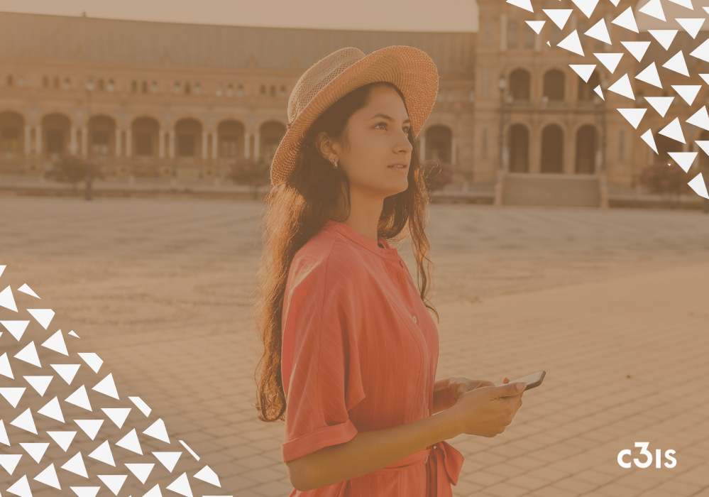 Una joven con sombrero haciendo turismo en España